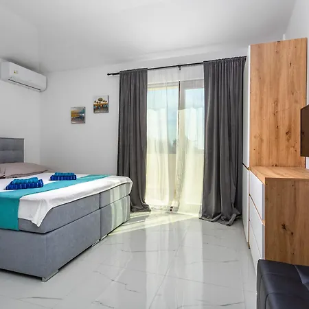 Loni Villa Bajcici