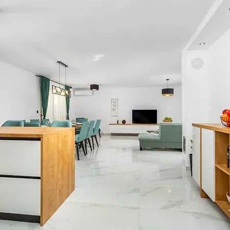 Loni Villa *