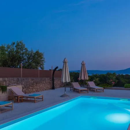 Loni Villa *