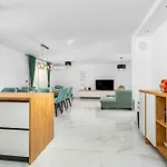 Loni Villa *