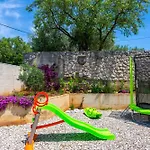 Loni Villa *