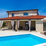 Loni Villa