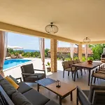 Loni Villa *