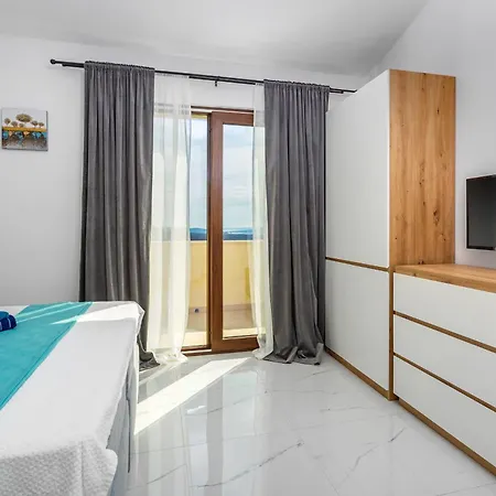 Loni Villa *