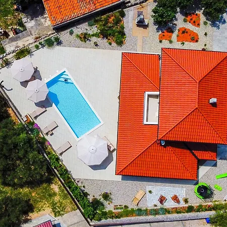 Loni Villa