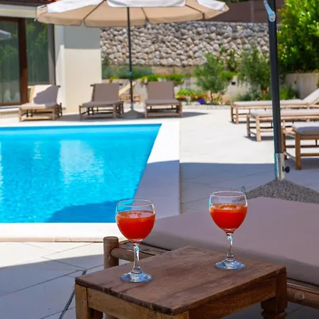 فيلة Loni Bajcici