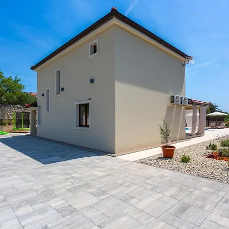 Loni Villa