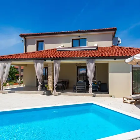Loni Villa