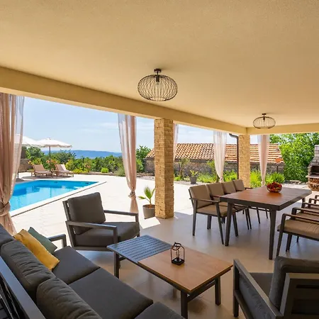 Loni Villa *